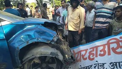 आगरा में दर्दनाक सड़क हादसा, स्कूल बस का इंतजार कर रहे 5 बच्चों को कार सवार ने रौंदा, दो की मौत, कई घायल