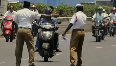 Auto Guide: अगर आप भी चप्पल पहन कर बाइक चलाते हैं तो हो जाएं सावधान, कट सकता है भारी चालान