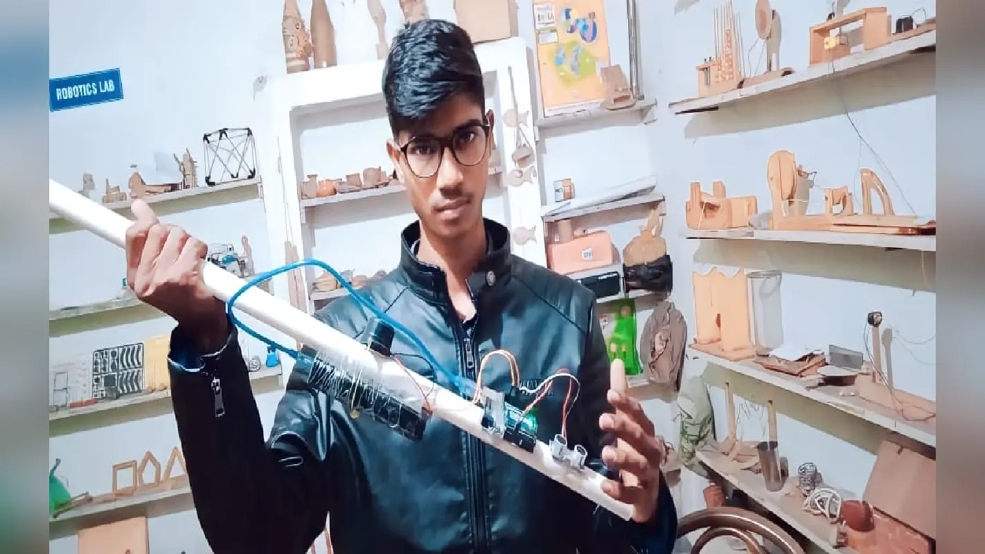 Ramgarh News: चितरपुर के छात्र ने नेत्रहीनों के लिए बनायी स्मार्ट छड़ी, ठोकर के 2 फीट पहले ही बजने लगेगा बजर