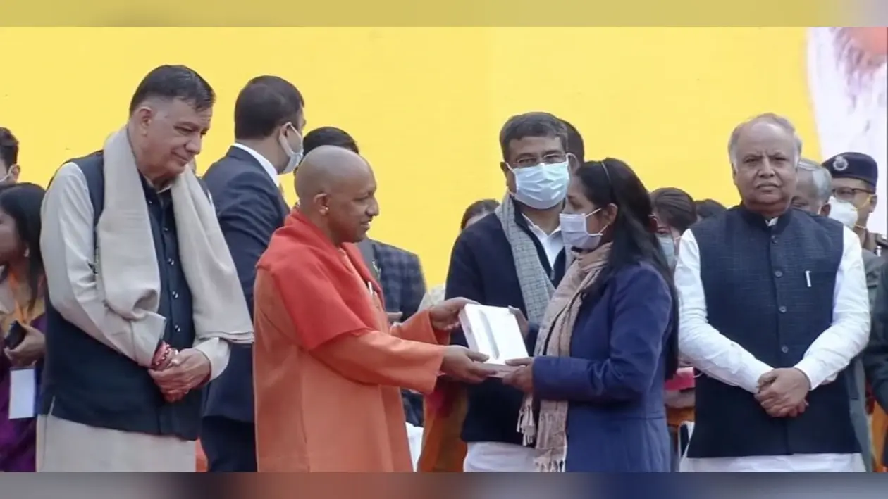 Free Smartphone Tablet: इकाना स्टेडियम में ‘छात्रोत्सव’, CM योगी का तंज- 12 बजे तक सोने वाले युवा नहीं होते
