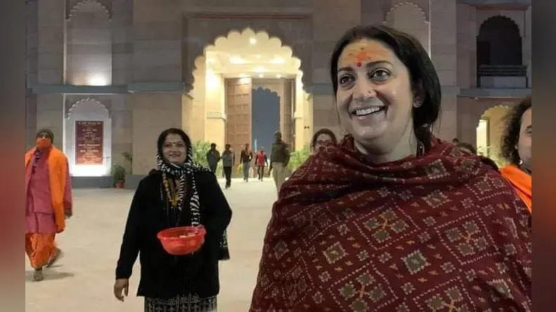 काशी विश्वनाथ धाम लोकार्पण के बाद वाराणसी में लगा नेताओं का तांता, अब बाबा का दर्शन करने पहुंची स्मृति ईरानी