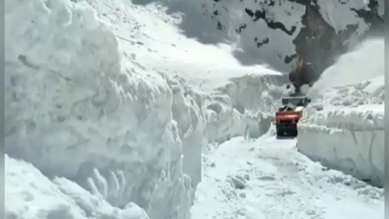 Weather News: कश्मीर में बर्फबारी से बढ़ी ठंड, खराब मौसम के कारण किश्तवाड़ और रामबन में स्कूल बंद