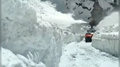 Weather News: कश्मीर में बर्फबारी से बढ़ी ठंड, खराब मौसम के कारण किश्तवाड़ और रामबन में स्कूल बंद