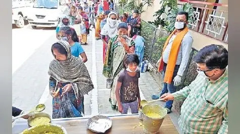 कोरोना से जंग : पुलिस और सामाजिक संगठनों ने मदद के लिए बढ़ाये हाथ