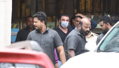 शादी के 24 साल बाद पत्नी सीमा से तलाक ले रहे सोहेल खान, फैमिली कोर्ट के बाहर से तसवीरें आई सामने