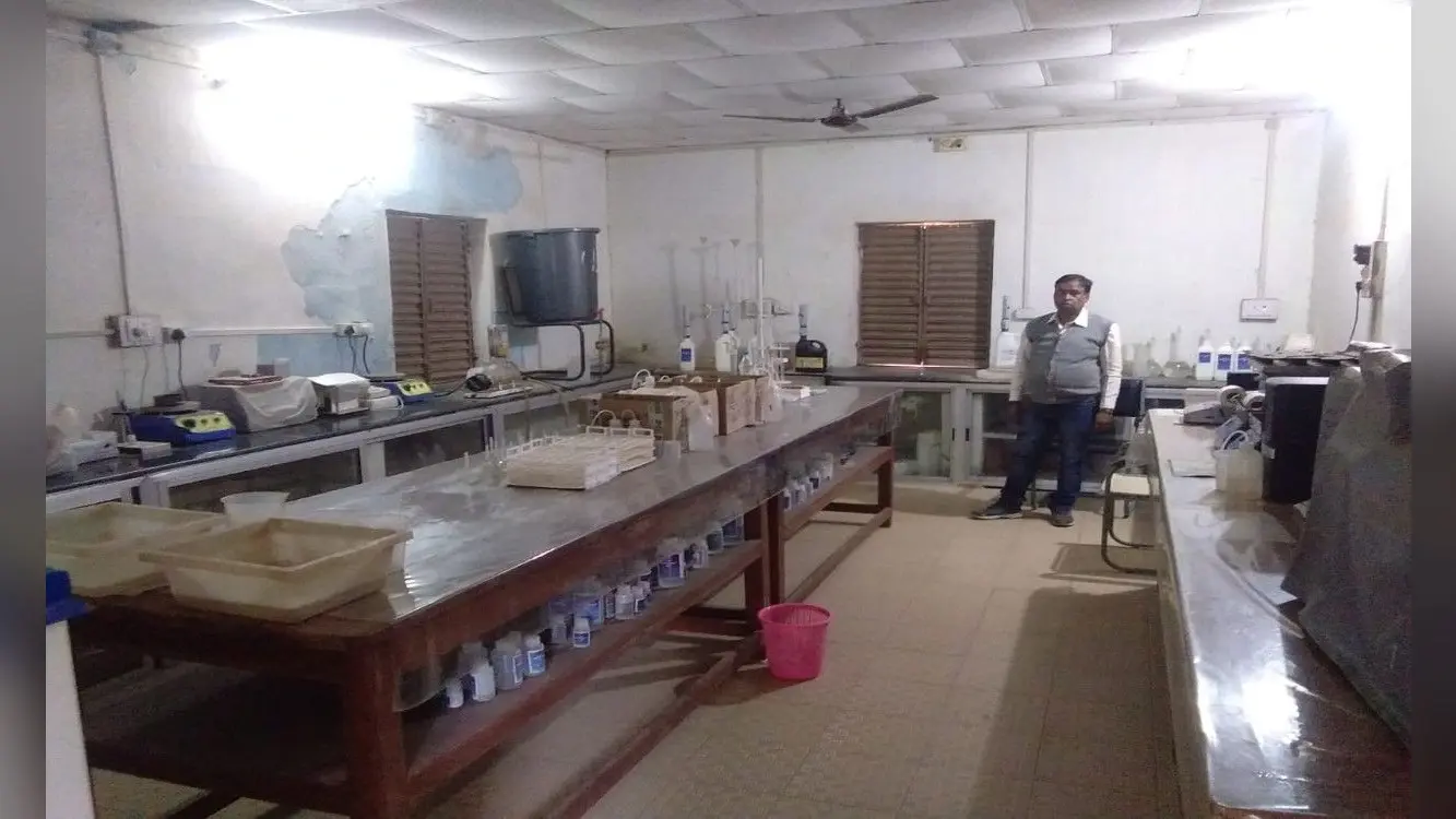 Gumla News : जिले में नहीं हो रही मिट्टी की जांच, प्रयोगशाला में कर्मियों की है कमी