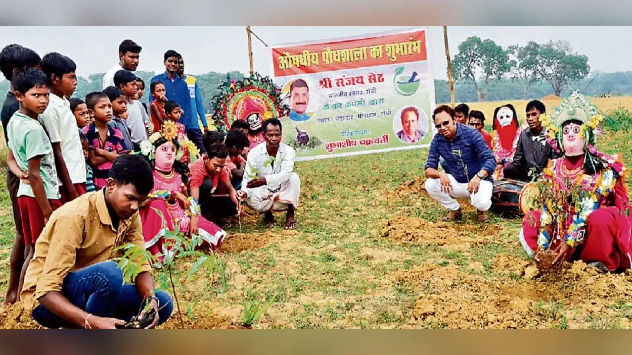 रांची सोनाहातू के बच्चे तैयार कर रहे हैं औषधि पौधशाला, अभिनेता हरिश पटेल भी कर चुके हैं तारीफ
