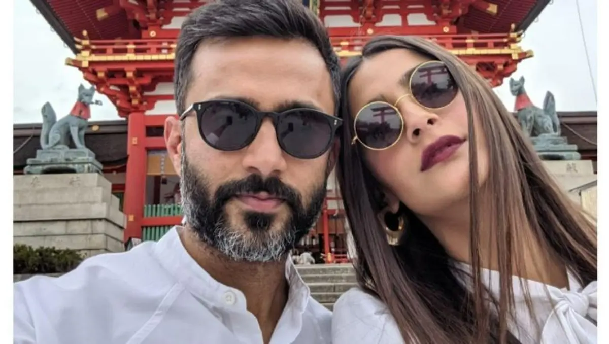 Sonam Kapoor रॉयल लुक में दिखीं बेहद खूबसूरत, बेबी बंप फ्लॉन्ट करते दिखी एक्ट्रेस, तसवीरें वायरल