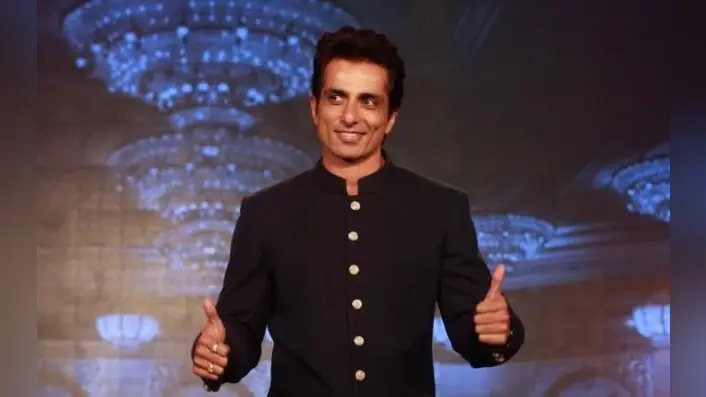 Sonu Sood से फैन ने पूछा ‘आप शादी करवा देंगे क्या सर’, एक्टर ने कहा ‘मंत्र भी पढ़ दूंगा बस आप . . .’