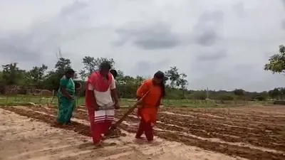 बैलों की जगह हल जोतती बेटियों का वीडियो वायरल, मदद के लिए आगे आये अभिनेता सोनू सूद, ट्रैक्टर किया गिफ्ट