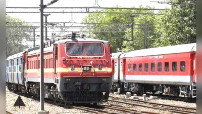 साहिबगंज : वेटिंग हॉल में चल रहा कार्य, प्लेटफॉर्म पर रात काटने को विवश हैं यात्री
