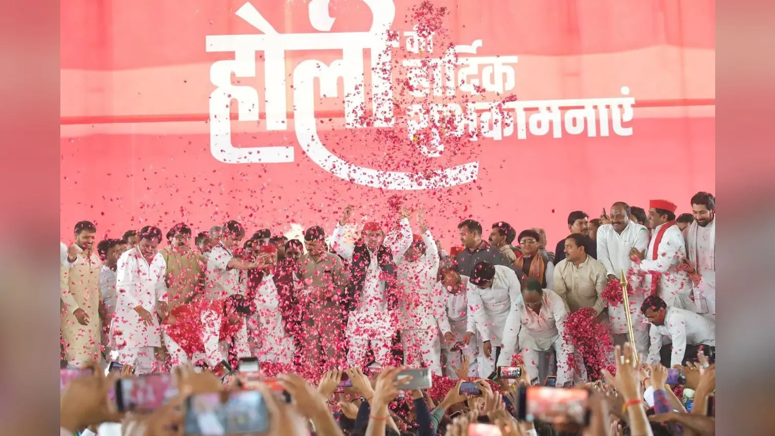 Holi 2022: सैफई में होली के दिन मंच पर एकजुट हुआ सपा परिवार, फूलों की होली में दिखीं खुशियां अपार, Photos