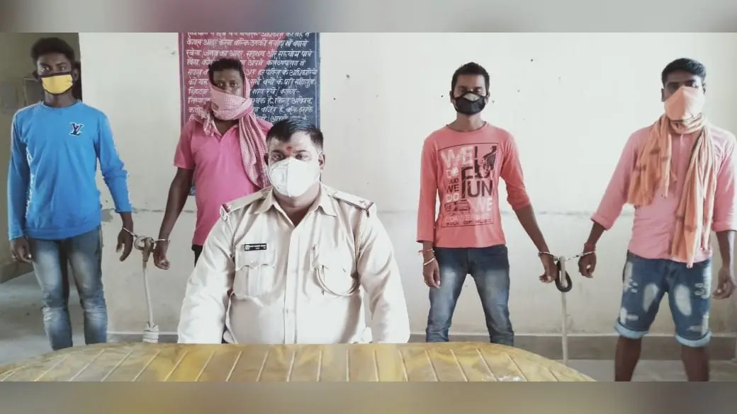 कुल्हाड़ी से मार कर घायल करनेवाले दो आरोपी गिरफ्तार, अवैध शराब की बिक्री करते दो पकड़ाये