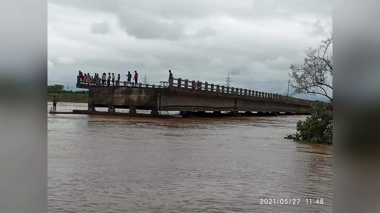 Yaas Cyclone Update In Jharkhand : चक्रवाती तूफान यास से पानी-पानी हुआ सरायकेला, नदियों का जलस्तर बढ़ने से बाढ़ जैसे हालात, जिला मुख्यालय से कटा संपर्क