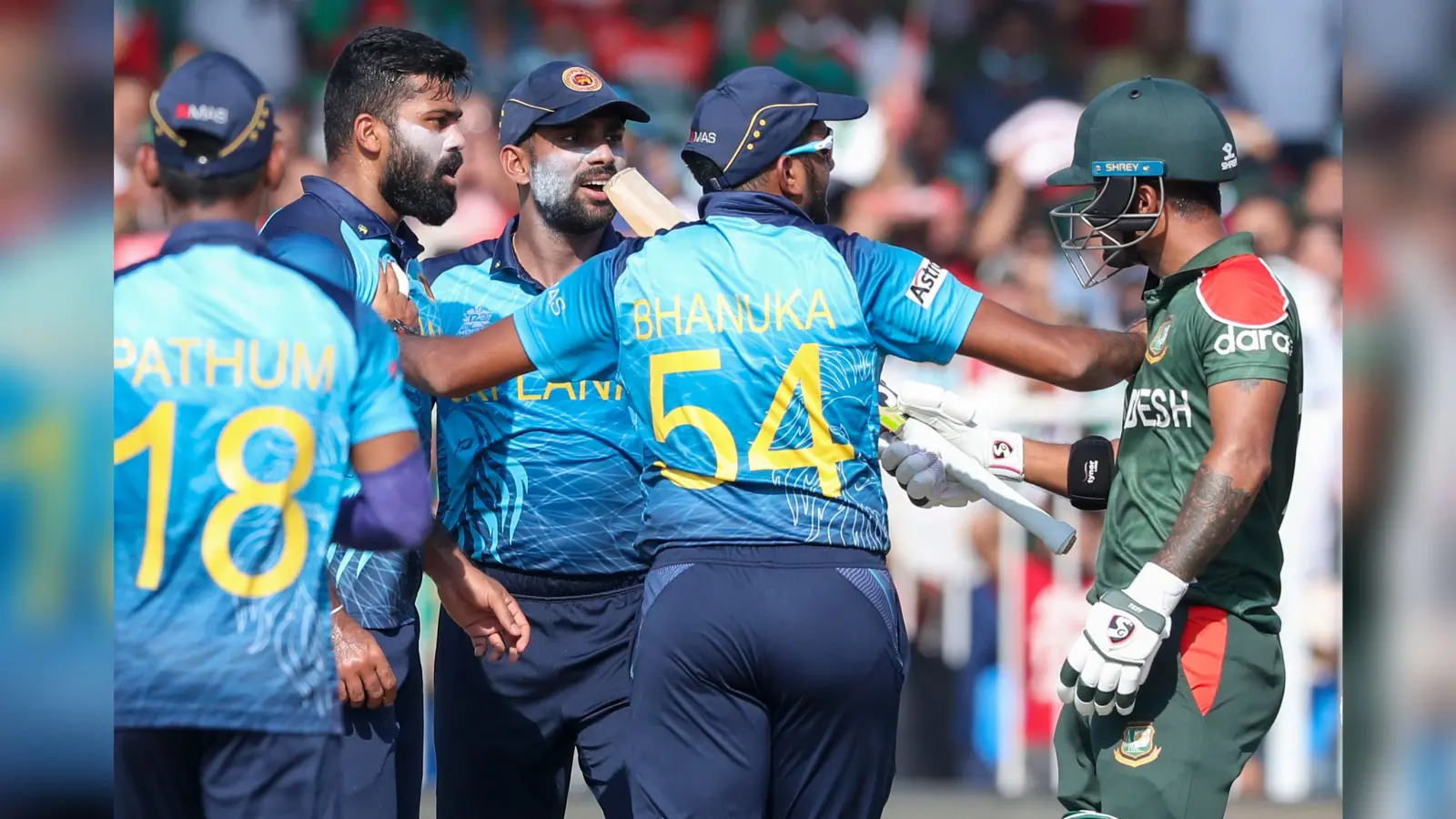 T20 World Cup 2021: बीच मैदान पर भिड़ गये बांग्लादेश-श्रीलंका के क्रिकेटर, आईसीसी ने लगाया जुर्माना