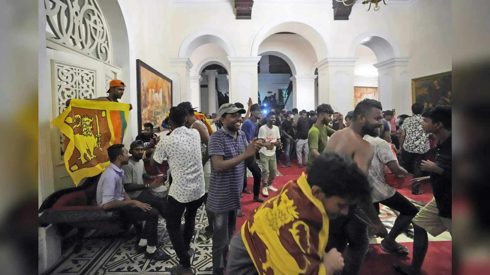 श्रीलंका में घोर आर्थिक संकट के बीच दवाइयों की किल्लत, घंटों लाइन लगाने के बाद भी नहीं मिल रही