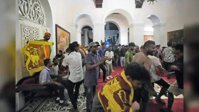 श्रीलंका में घोर आर्थिक संकट के बीच दवाइयों की किल्लत, घंटों लाइन लगाने के बाद भी नहीं मिल रही