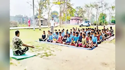वाल्मीकिनगर में अमृत महोत्सव पर एसएसबी ने छात्र-छात्राओं को सिखाया योग, शिक्षकों ने भी लिया हिस्सा