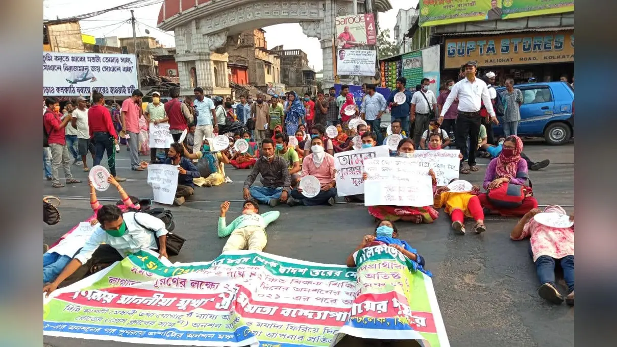 Bengal Chunav 2021: तपती धूप में ममता बनर्जी के आवास के सामने जमीन पर लोटने लगे SSC अभ्यर्थी, पुलिस से हुई धक्का-मुक्की