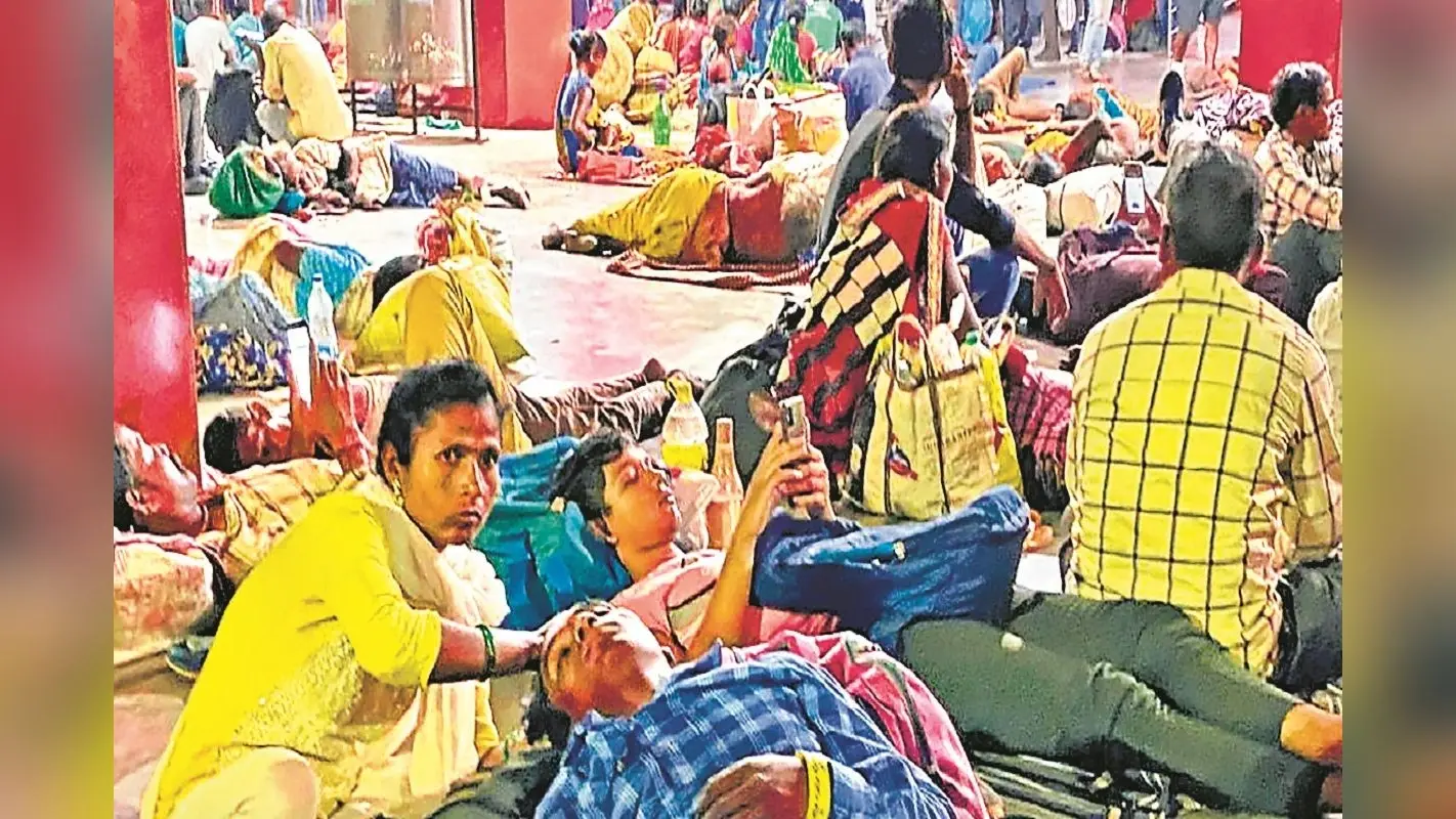 बिहार: बारिश की पानी में गल गये भागलपुर के इस थाने के रिकॉर्ड, धूप उगी तो सुखाने में लग गये पुलिसकर्मी