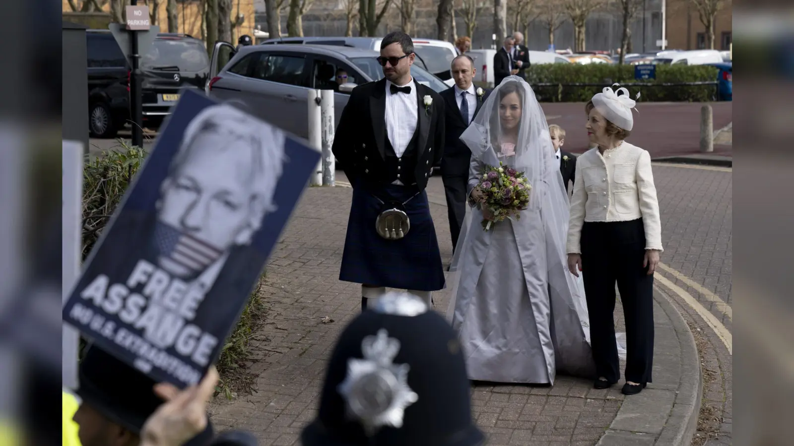 Julian Assange ने की शादी, जेल में शादी का जोड़ा पहने पहुंचीं दुल्हन, कौन है वह वकील जिसके संग हुई शादी