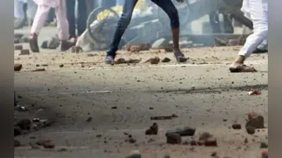 पूर्व पार्षद ने सीआरपीएफ पर लगाया पीटने का आरोप, हिंदपीढ़ी में पुलिस पर पथराव