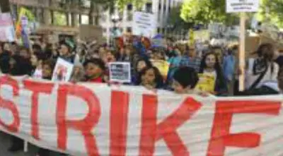 झारखंड प्रदेश विद्यालय रसोइया संयोजिका ने डीएसई कार्यालय का घेराव किया, अनिश्चितकालीन अनशन पर
