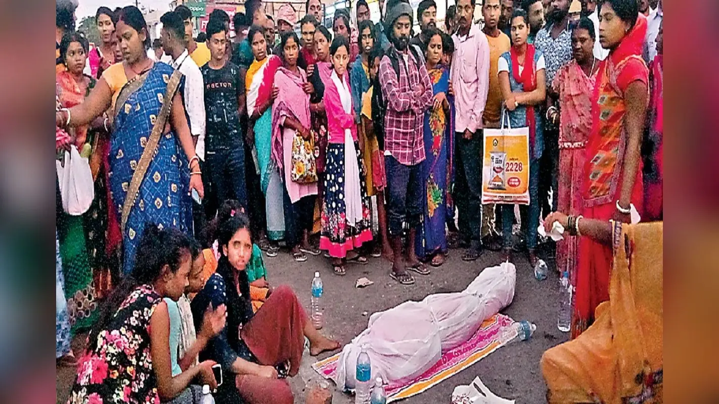 शिक्षकों की मार से आहत जहर पीनेवाली छात्रा की रिम्स में मौत, शव के साथ लोगों ने किया सड़क जाम