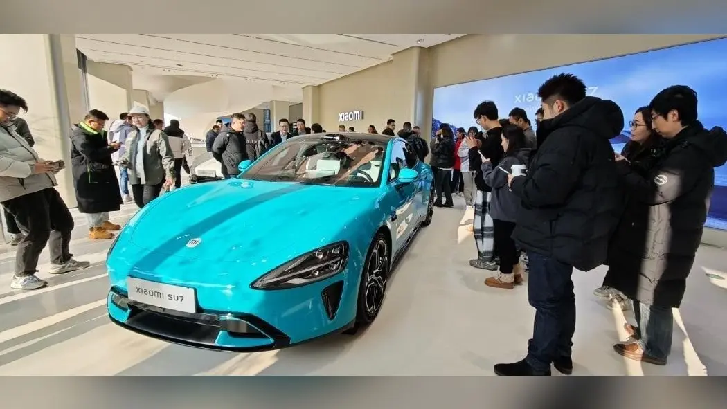 Xiaomi SU7 Electric Car स्टोर्स पर आने लगी नजर, 800Km की रेंज वाली इस कार की बिक्री जल्द होगी शुरू!