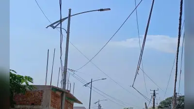 धनबाद : अंधेरे से परेशान सुगियाडीह के लोगों ने खुद जोड़ लिये स्ट्रीट लाइट का बिजली कनेक्शन, पढ़ें पूरी खबर