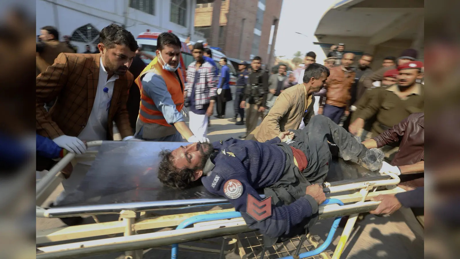 Peshawar Bomb Blast: आखिर किसने किया मस्जिद में धमाका? 46 की मौत, वीडियो आया सामने