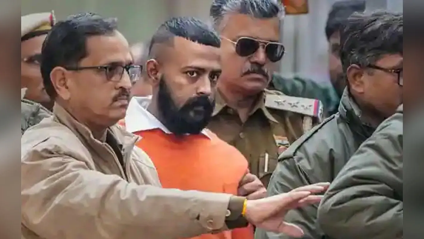 जेल में रखी थी 1.5 लाख की चप्पल, 80 हजार की जीन्स, छापा पड़ते ही फूट-फूट कर रोने लगा ठग सुकेश