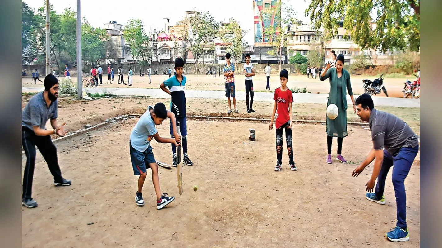 मजे में कट रही गर्मी छुट्टी, मॉर्निंग वॉक के साथ-साथ क्रिकेट, फुटबॉल खेल रहे बच्चे