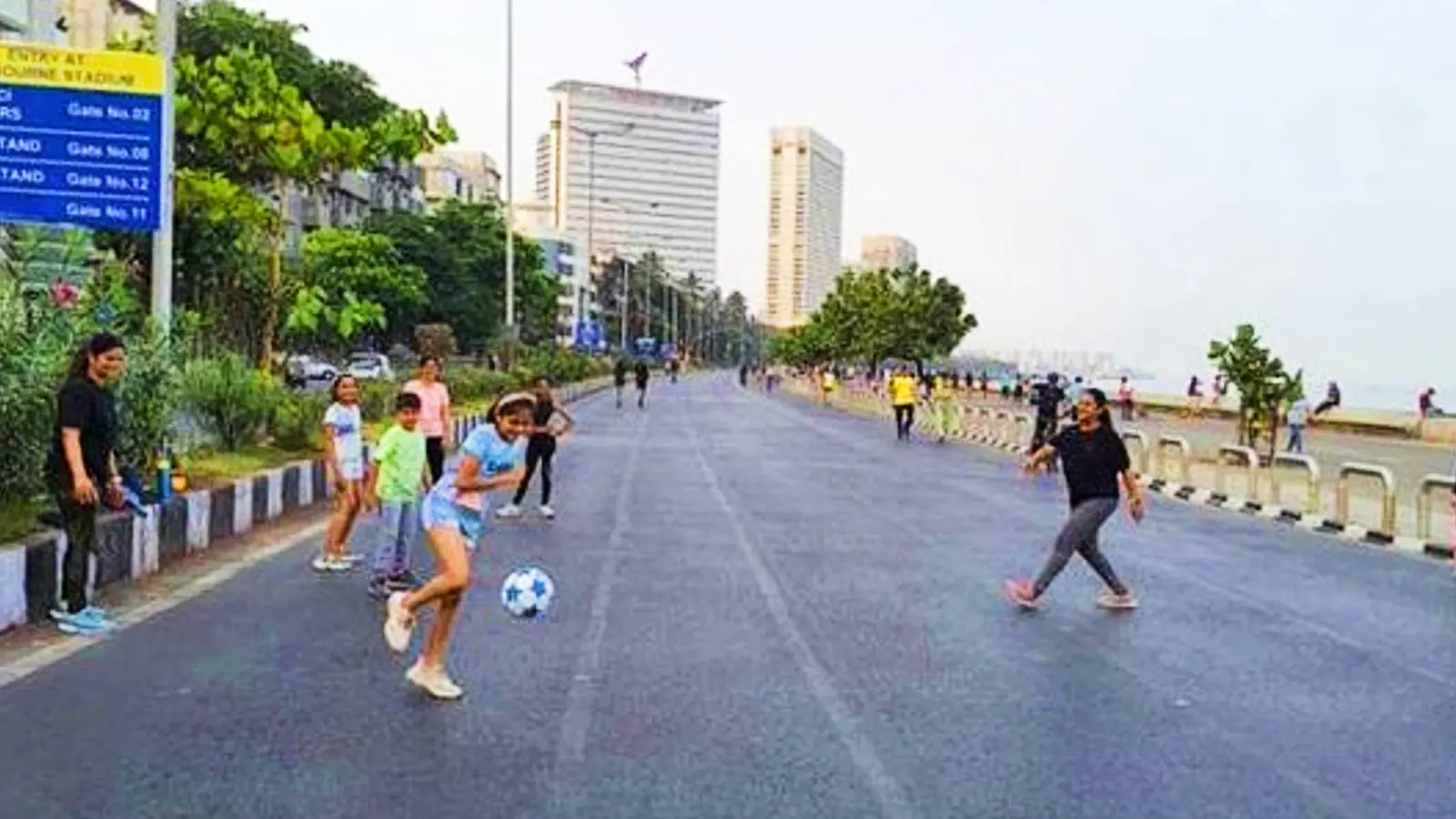 Sunday Street: मुंबई पुलिस ने शुरू की ‘संडे स्ट्रीट’, मौज-मस्ती के लिए घरों से बाहर निकले लोग