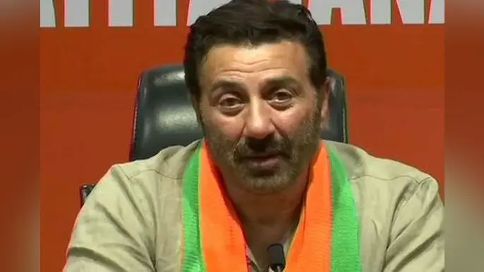 ‘गदर 2’ फेम तारा सिंह का घर है बेहद आलीशान, सनी देओल के आशियाने में जिम से लेकर हैलीपेड तक है मौजूद
