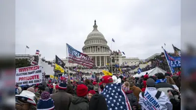 US Capitol Hill Violence : कैपिटल हिल हिंसा को अमेरिकी मीडिया ने बताया, ‘लोकतंत्र पर घातक हमला’, ट्रंप को खतरा