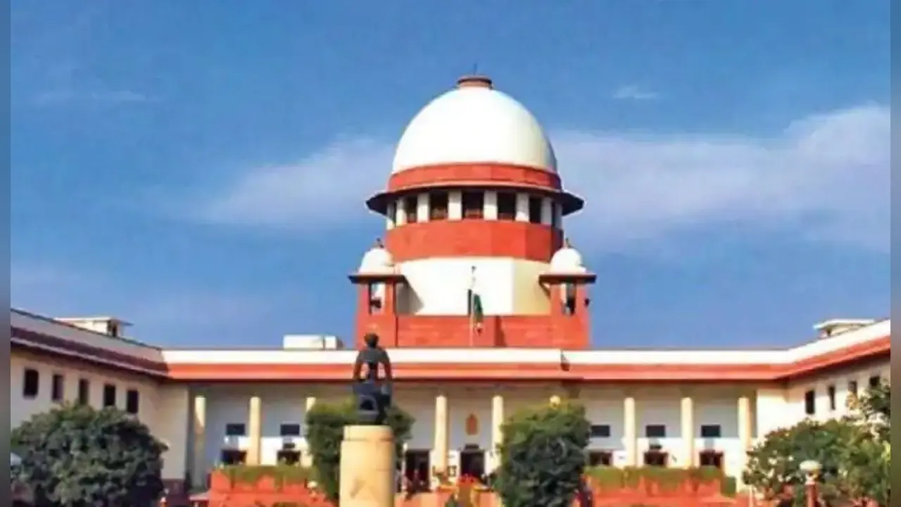 सियासी संग्राम के बीच सुप्रीम कोर्ट पहुंचा पेगासस मामला, रिपोर्ट के आधार पर केस दर्ज करने की अपील