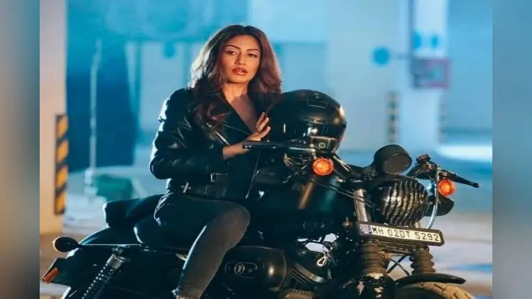 Naagin फेम Surbhi Chandna का स्टाइलिश लुक करने लगा फैंस को हैरान, इंस्टा यूजर ने कहा हमारा तो दिल फिसला . . .