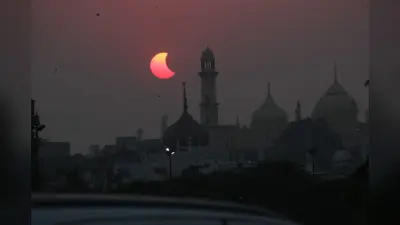 Surya Grahan 2022 : लखनऊ में कुछ ऐसा दिखा साल का आखिरी सूर्य ग्रहण, रिवर फ्रंट पर उमड़ी भीड़