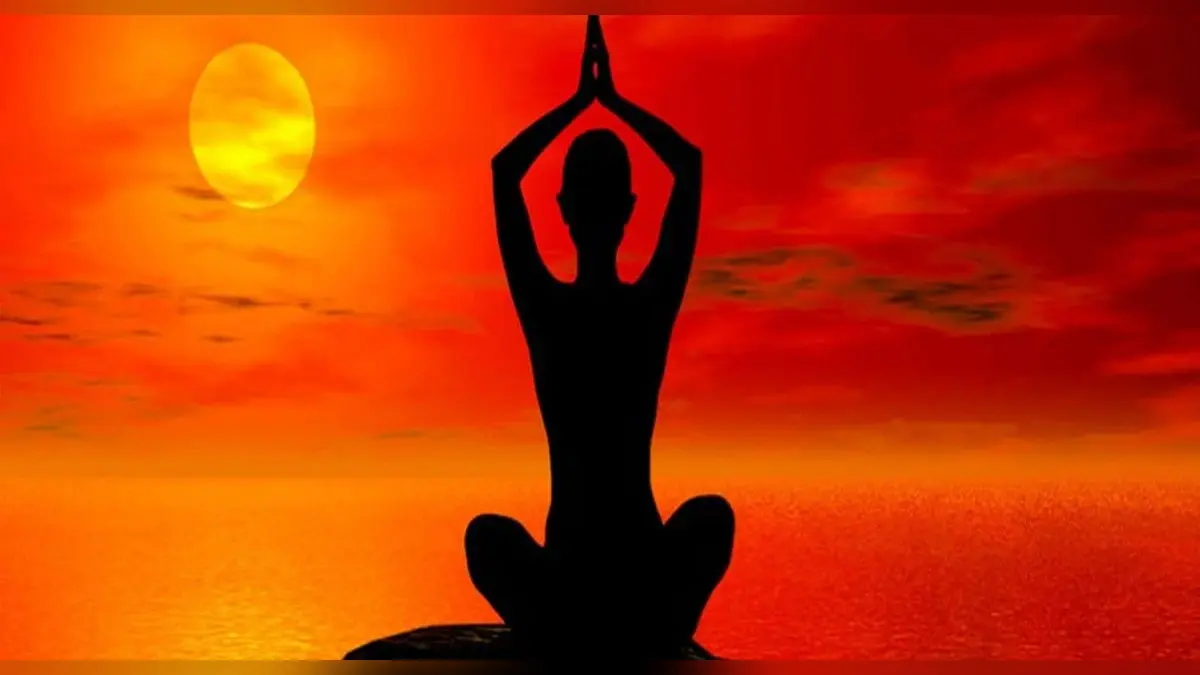 ऐसे करें 12 चरणों में सूर्य नमस्कार पूरा, शरीर के साथ दिमाग को भी रखता है फिट