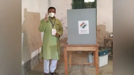 पूर्वस्थली दक्षिण के टीएमसी कैंडिडेट और मंत्री स्वपन देबनाथ ने डाला वोट, कहा- मुझे यकीन है जनता देगी TMC को ही वोट