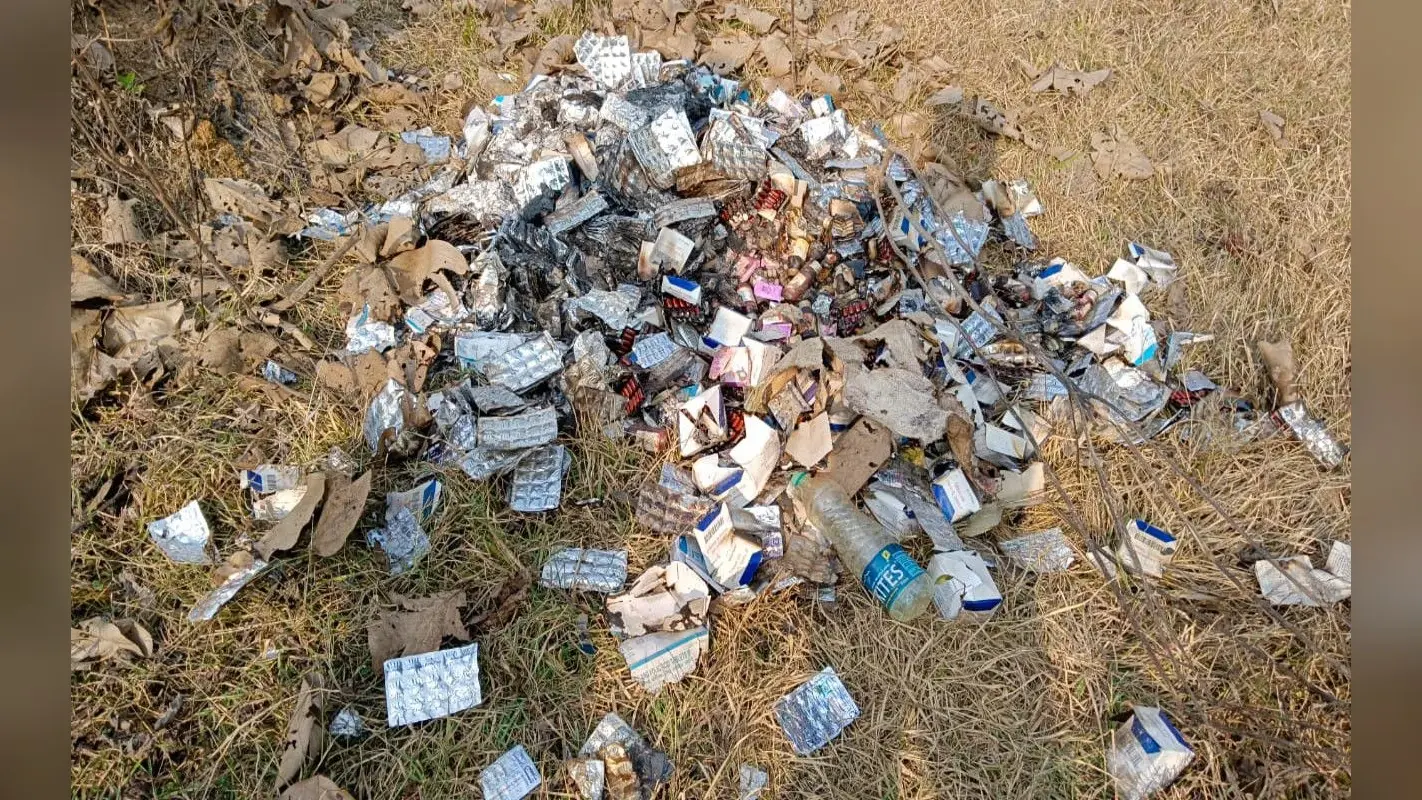 Jharkhand News: Expiry होने से पहले ही दुमका के जंगल में मिली कीमती दवाइयां, जलाने का भी हुआ प्रयास