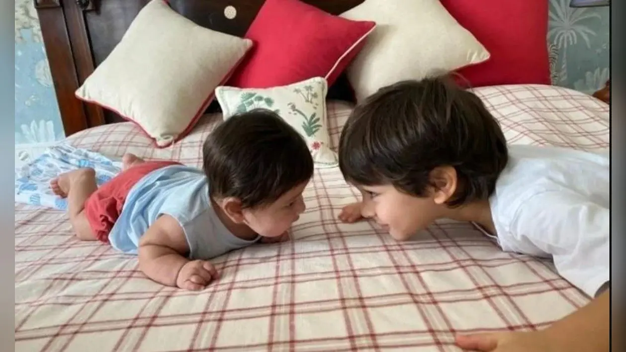 तैमूर अली खान भाई कियान कपूर के साथ समंदर किनारे मस्ती करते आये नजर, दोनों में दिखी शानदार बॉन्डिंग