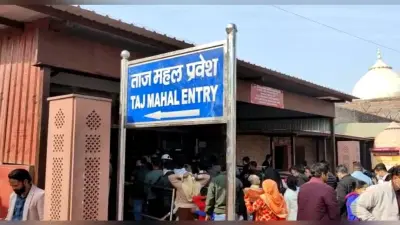 Agra News: ताजमहल पहुंचे हजारों सैलानी, भीड़ में फंसने से रोए बच्चे और दबी महिलाएं, इंतजामों की खुली पोल