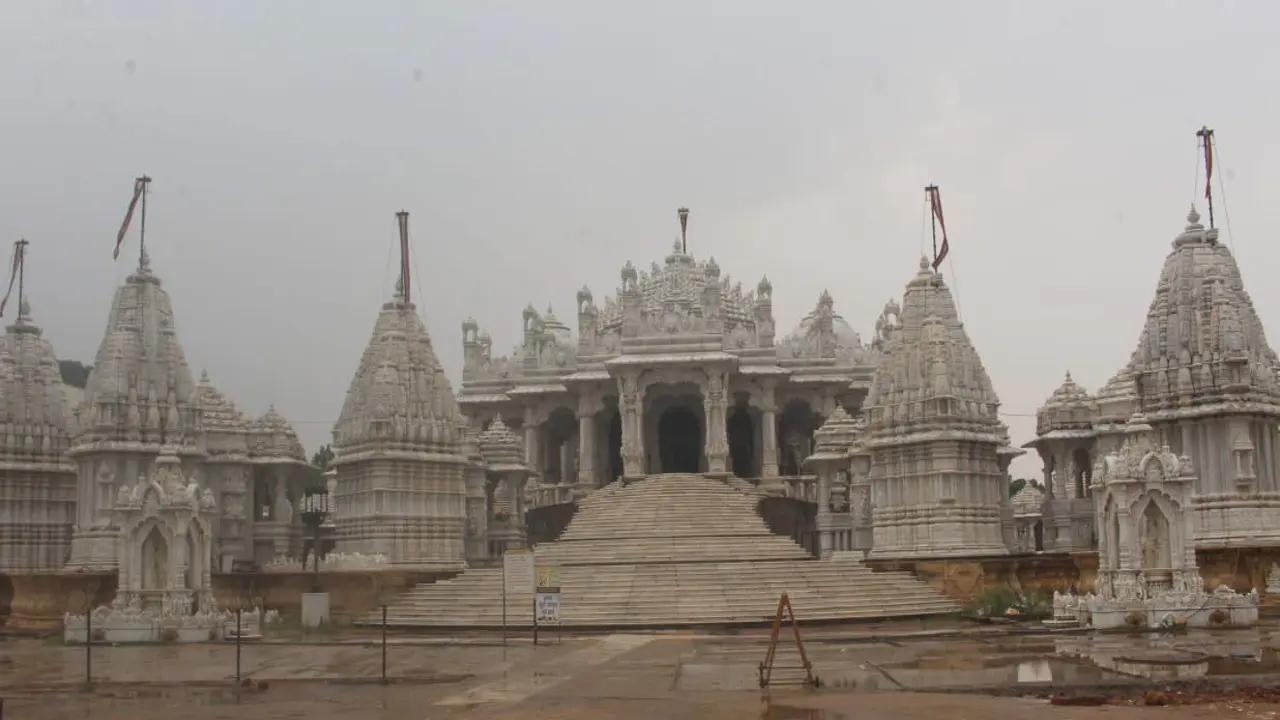 मंदिरों के शहर के रूप में विकसित हो रहा है गिरिडीह का मधुबन, पारसनाथ की तलहटी का बदल रहा नजारा