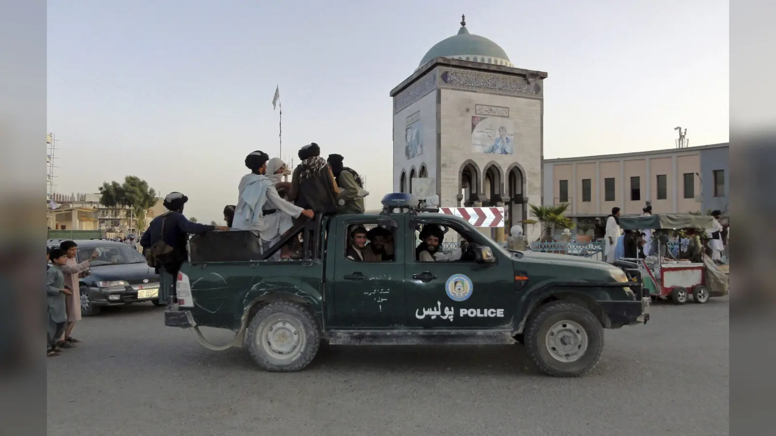 Taliban News: काबुल एयरपोर्ट के बाहर फायरिंग में 5 मरे, उड़ते विमान से गिरे लोग, खौफनाक मंजर के VIDEO