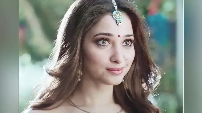Tamannaah Bhatia येलो ड्रेस में दिखीं बेहद हसीन, उनकी आउटफिट की कीमत से आप खरीद सकते हैं लैपटॉप