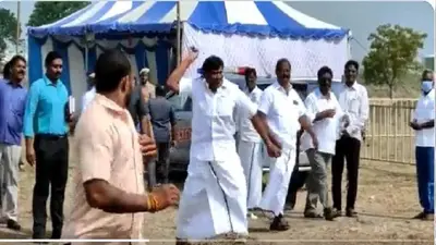 Tamil Nadu: कुर्सी लाने में हुई देरी तो भड़के मंत्री, DMK कार्यकर्ता पर फेंका पत्थर, VIDEO वायरल