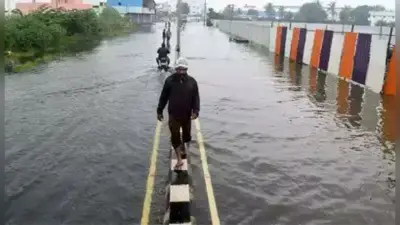 Weather Updates News: पहाड़ों में बर्फबारी से मैदानी इलाकों में बढ़ने लगी है ठंड, तमिलनाडु में तबाही बनी बारिश