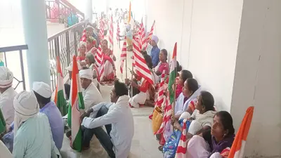 झारखंड पंचायत चुनाव: हाथों में तिरंगा व घंटी बजाते टानाभगतों ने क्यों घेरा DC ऑफिस, किस बात पर हैं नाराज